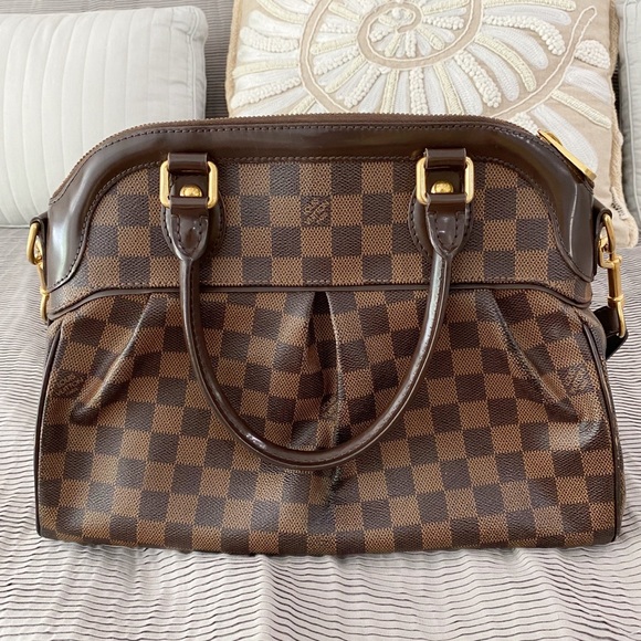 ♥️TREVI PM♥️ Auth Louis Vuitton Damier Ebene Bag! - Picture 3 of 8